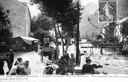 March quotidien devant le pont des Bains